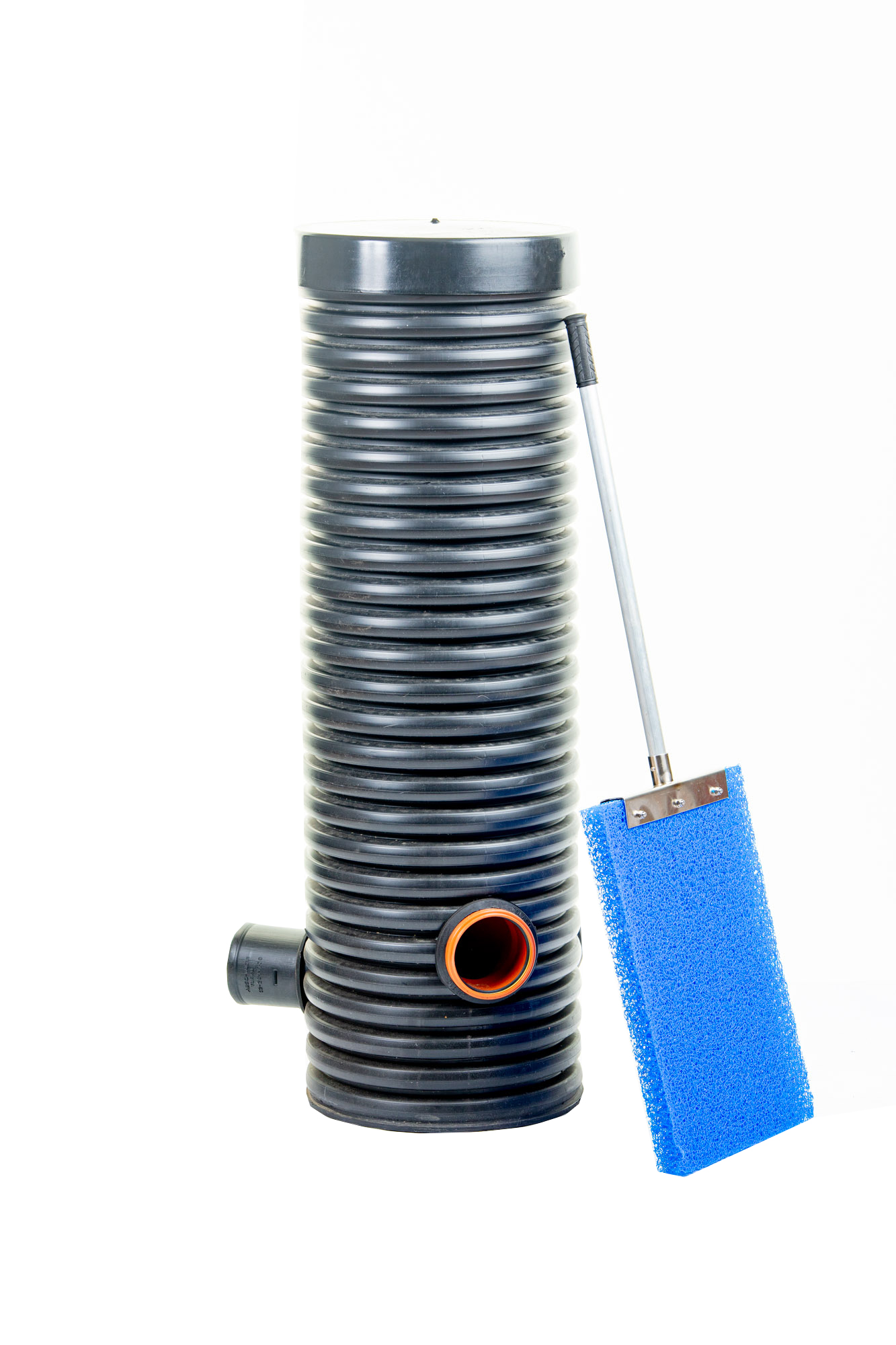 Distribution well with sludge stop filter 2 outlets